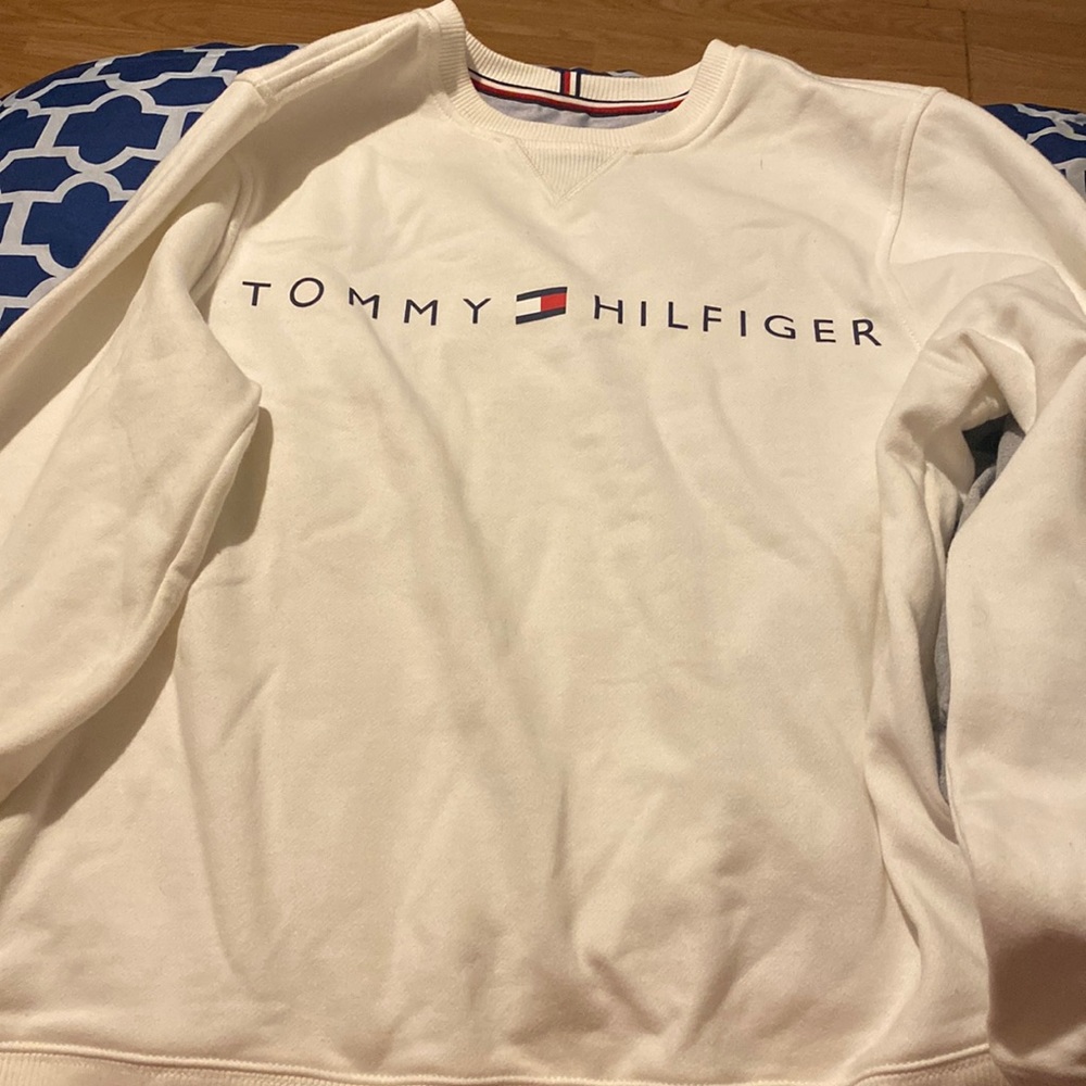 I’m selling a Tommy Hilfiger sweater. Size small.